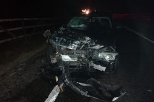 Accident cu doi răniţi, după un impact violent între o maşină şi o căruţă