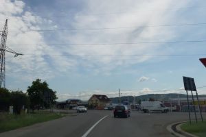 Sens giratoriu de 180.000 de euro la intersecţia cu DJ 151. Cine spune că e prea scump la cum arată drumul