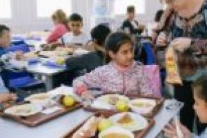 Gata cu servirea mesei în clase sau pe holuri! Liceul de la Moldova Nouă va deschide o cantină pentru elevi