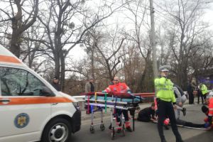 Pietoni lovit de o maşină pe trecere în faţă la bazinul Olimpia – A ajuns la spital