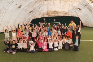 Jucatorii ACS Tomitanii Constanta, in mijlocul copiilor de la Școala Gimnaziala nr. 3 Ciprian Porumbescu