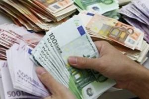 Euro a atins pragul de 4,90 lei, la casele de schimb bancare