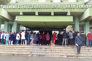 Protest în faţa Spitalului Judeţean, pentru susţinerea lui Marius Craina, după ce a fost demis