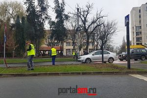 FOTO. A început montarea semaforului din faţa Liceului Economic