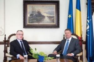 Un tradator care si-a vandut colegii pentru un piscot: Sorin Cîmpeanu, decorat de Iohannis dupa ce l-a pupat in fund pe Orban