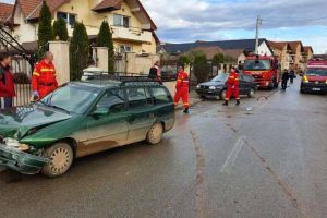 FOTO| ACCIDENT rutier în Alba Iulia: Un şofer a lovit o ţeavă de gaz. Intervin pompierii