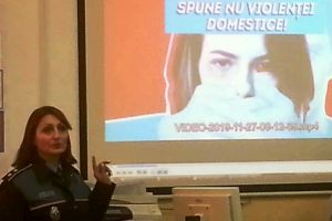 Peste 1000 de elevi au participat la campania poliţiştilor vrânceni „Spune NU violenţei domestice”