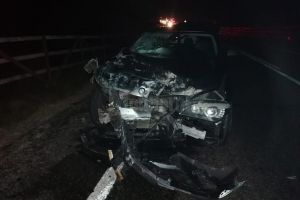 Accident cu doi răniţi, după un impact violent între o maşină şi o căruţă