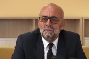 Rîmbu le transmite celor doi medici protestatari că „ei trebuie să fie în slujba ...