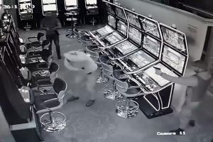 Imagini cu individul care a ameninţat cu pistolul un client al cazinoului, surprinse de ...