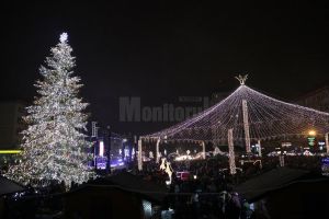 Luminile de sărbătoare s-au aprins în centrul Sucevei, de Ziua Bucovinei, în prezenţa a ...