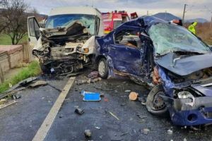 FOTO. Accident rutier GRAV pe DN66: O şoferiţă a intrat cu maşina pe contrasens şi s-a ciocnit frontal cu o autoutilitară