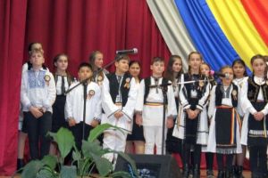FOTO: Spectacol omagial organizat la Cugir dedicat Zilei Naţionale a României. Program de cântece şi poezie partiotică, momente scenice interpretate de elevi şi membrii cercurilor aparţinând Centrului Cultural