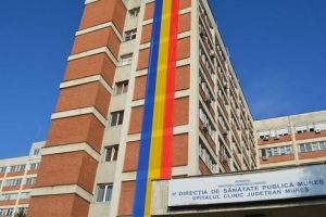 FOTO: Tricolor uriaş arborat pe clădirea Spitalului de Urgenţă din Târgu-Mureş!