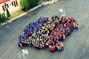 FOTO. Tricolor uman în curtea unui liceu din Satu Mare! Elevii transmit un mesaj de unitate