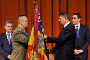 Cand bufonii disperati dupa diplome ajung sa conduca o tara. Iohannis si Ministrul Apararii s-au DECORAT reciproc