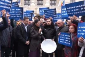 Au pus circarii mana pe tara! PNL protesteaza cu LIGHEANE fata de avariile ELCEN, controlat de PNL