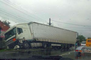 FOTO Accident mortal la Boiţa – Un TIR s-a răsturnat peste o maşină pe Valea Oltului