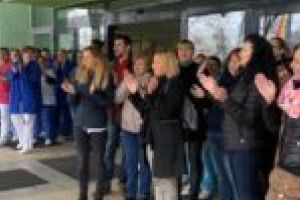 VIDEO. Protestul de la Spitalul Judeţean de Urgenţă continuă! „Nu dai de pământ cu oamenii capabili!”