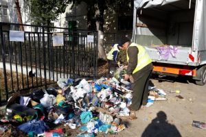 Zeci de avertismente şi o amendă de 2500 de lei pentru gunoiul aruncat pe străzi şi pe ...