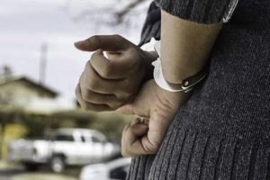 O tânără a furat şi a încercat să vândă două ciocane din piatră din epoca neolitică, la Lugoj