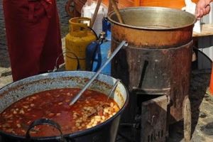 Mii de porţii de fasole cu ciolan, în Piaţa Traian. De Ziua României nu cântă manele, ci muzică populară