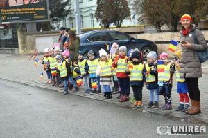 FOTO, VIDEO. Moment EMOȚINANT la repetiţiile pentru parada de 1 Decembrie 2019, de la Alba Iulia: Picii de la Grădiniţa cu PP nr.9, alături de soldaţii care au defilat