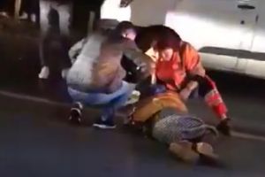 Femeie acroşată de o autoutilitară, la Răcari (VIDEO)