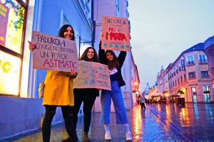 „Doar împreună putem salva planeta!”: puţini orădeni au protestat împotriva politicienilor care nu iau măsuri împotriva problemelor climatice (FOTO / VIDEO)