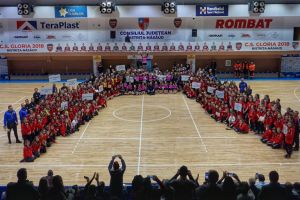 300 de mici handbaliste, profesori, părinţi, galerie, echipa mare: Cupa Gloria Junior (FOTO-VIDEO)