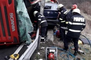 FOTO: Accident mortal pe DN 7: tir răsturnat peste un autoturism!