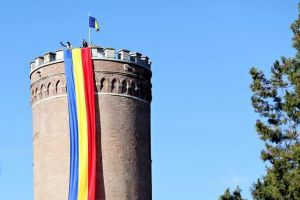 TÂRGOVIȘTE: Turnul Chindiei îmbrăcat în tricolor