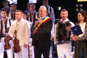 Sală arhiplină şi aplauze îndelungi la regalul folcloric oferit sucevenilor de Laura ...