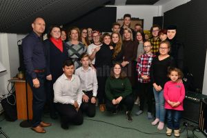 Profesori ai Colegiului de Artă le-au donat o pianină copiilor de la Aşezământul „Sf. ...