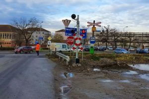 În sfârşit! Trecerea de cale ferată de pe strada Uzinelor a fost semaforizată (FOTO)