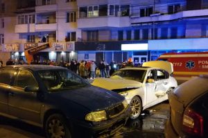FOTO Accident cu şase victime din cauza unui şofer care a trecut pe Roşu