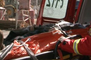 Accident TERIBIL: Doi oameni ai străzii, spulberaţi de un şofer beat care a scapat maşina de sub control