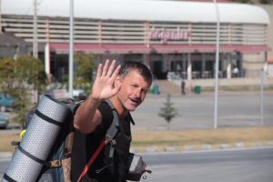 Lumea la picioare: Jurnalistul orădean Pengő Zoltán face o călătorie pe jos până în Tibet (FOTO)