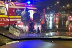 Tânără rănită după ce a fost lovită pe o trecere de pietoni, de pe strada Carpaţilor