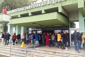 A doua zi de protest la Spitalul Judeţean pentru susţinerea lui Marius Craina în funcţia de manager