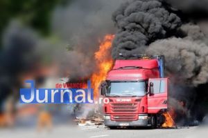 ACUM: Un autocamion a luat foc pe o stradă din Focşani