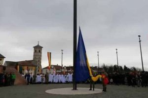LIVE VIDEO, FOTO| Drapelul naţional, arborat pe catargul din Piaţa Tricolorului, la Alba Iulia, în cadrul unei ceremonii solemne dedicate Zilei Naţionale 2019