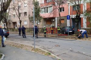 FOTO/VIDEO. Accident în Satu Mare. O maşină a intrat într-o ţeavă de gaze