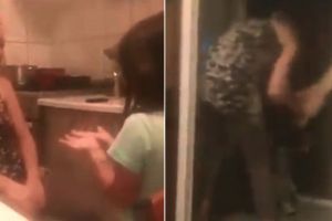 Fetiţă bătută cu mătura şi umilită de mamă: “Te rog eu mamă, nu mai da!”