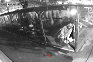 FOTO/VIDEO. Hoţ filmat în timp ce sparge o terasă în centrul municipiului Satu Mare