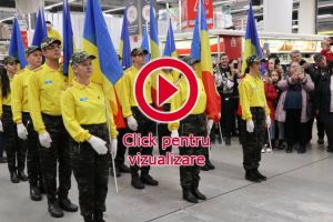Ziua României, sărbătorită la Auchan cu defilare cu steaguri, dansuri şi un tort imens, ...