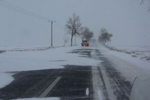 Circulaţie îngreunată pe un drum din Harghita, din cauza zăpezii