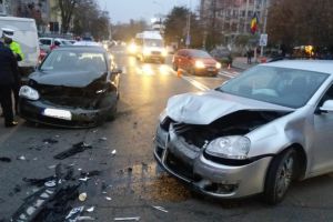 Accident rutier in Tulcea. Doua autoturisme au fost avariate. Un pasager, ranit