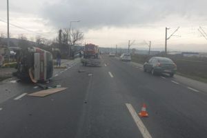 Botoşănean implicat într-un accident spectaculos! Două maşini s-au ciocnit, apoi una s-a răsturnat, iar cealaltă a ajuns în şanţ