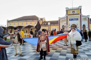 LIVE VIDEO| Marşul Unirii a dat startul zilei de 1 Decembrie la Alba Iulia. Oameni din toate colţurile ţării, dar şi din Diaspora au sosit în Cealaltă Capitală